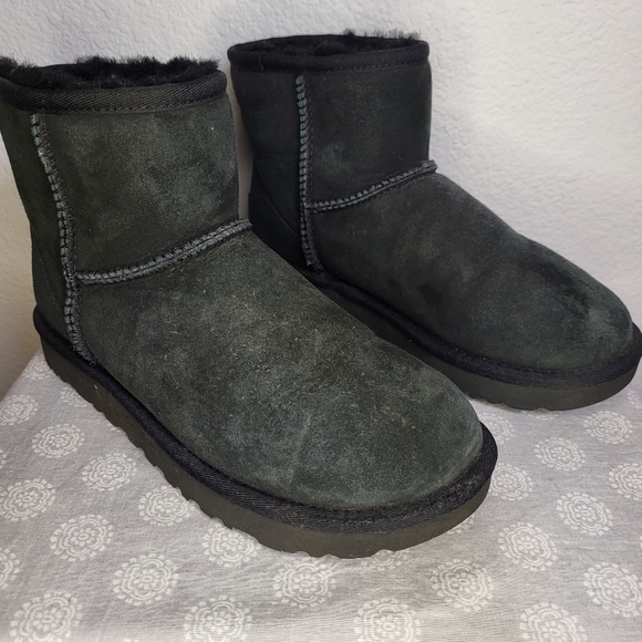 UGGs Low Top Shearling Ankle Boots in Black size 6 - Picture 3 of 11